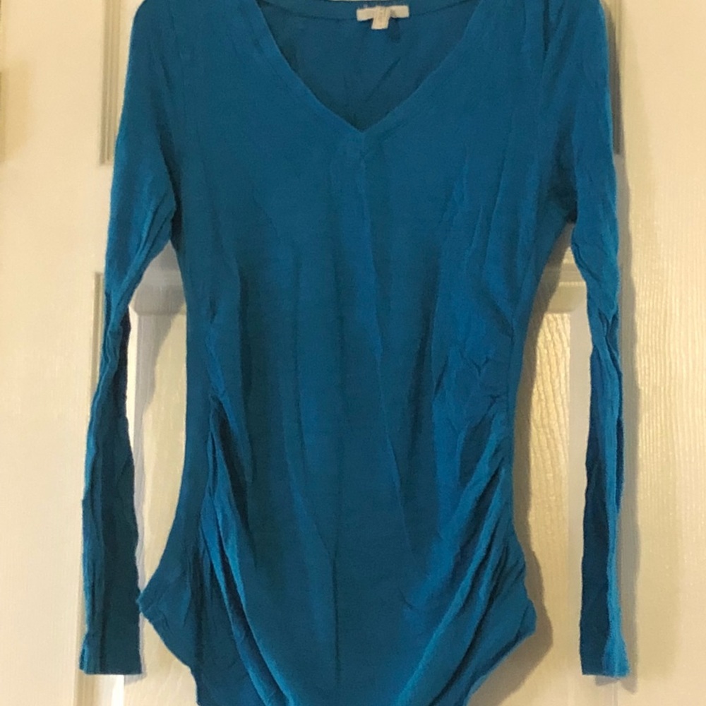 Maternity top with cinched sides
